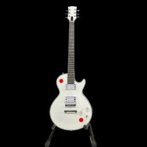 No logo, classic LP-style electric guitar, pure white glossy body, dual humbucker pickups, distinctive red knob design, 24 frets